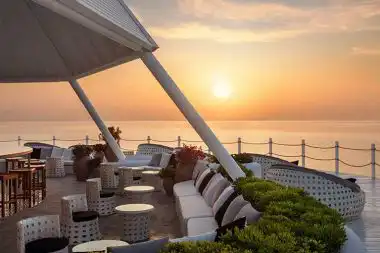 Firmenreise Meeting Firmenevent Offsite Tagungshotel Incentivereise Terrasse Sonnenuntergang Meer