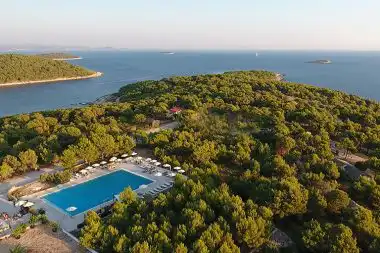 Insel mieten Kroatien Incentivereisen Corporate Island Resort Pool von oben