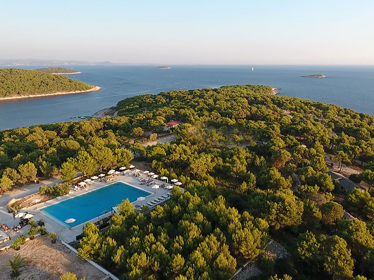 Insel mieten Kroatien Incentivereisen Corporate Island Resort Pool von oben