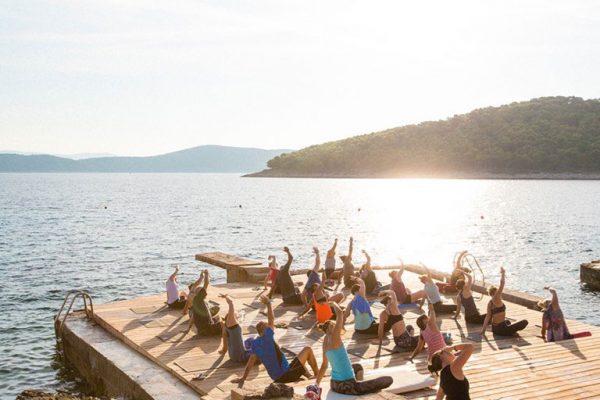 Insel mieten Kroatien Privatinsel Corporate Island Resort Yoga am morgen