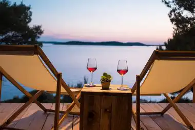 Insel mieten Kroatien Privatinsel Corporate Island Resort Forest Lodge Terasse