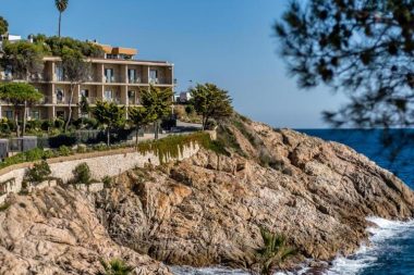 barcelona costa brava offsite incentivereise tagungshotel hotel küste felsen