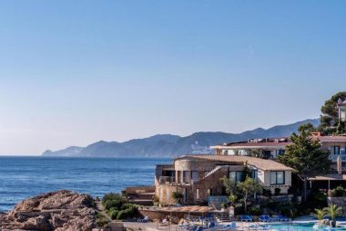 barcelona costa brava offsite incentivereise tagungshotel pool küstenlandschaft