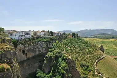 Spanien Andalusien Malaga Teamreise Firmenevent Offsite Incentive Grüne Landschaft Berg auf einem Hügel