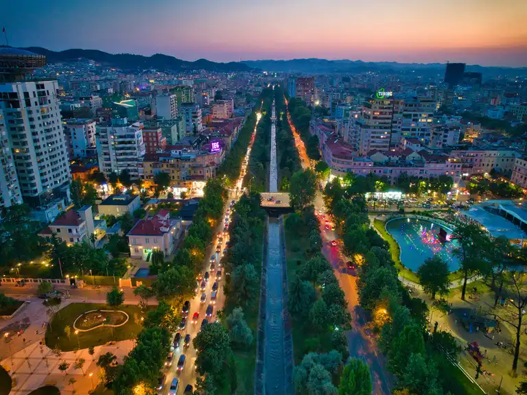Tirana Albanien Tagung Incentive Workation Buyout Teamreise City by Night