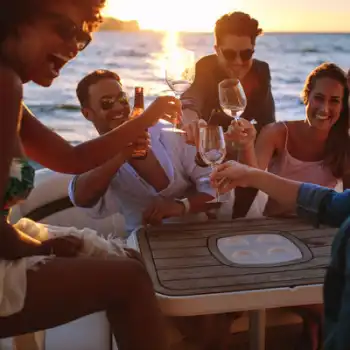 Offsite Meeting Teamevent beim Sonnenuntergang am Wasser mit Kollegen