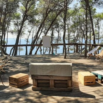 Offsite Outdoor Breakoutfläche für unkonventionelle Meetings mit Meerblick