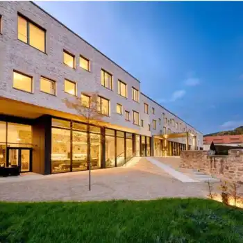 Modernes Tagungshotel beleuchtet