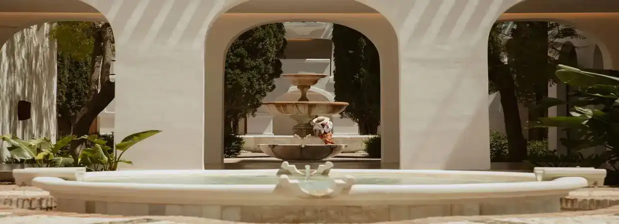 andalusien suedspanien offsite incentivereise tagungshotel innenhof brunnen